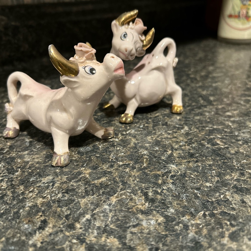 Charming  Thames Japan Ceramic Cow Figurines with Gold Accents Salt and pepper